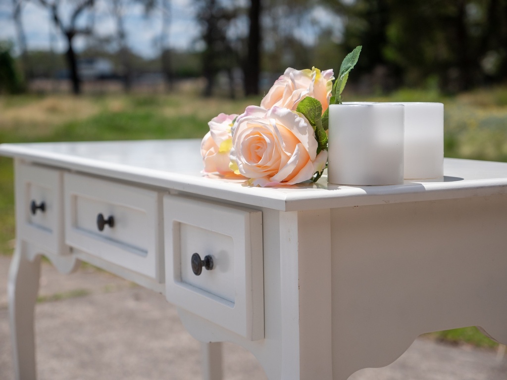 Simple Signing Table Decor