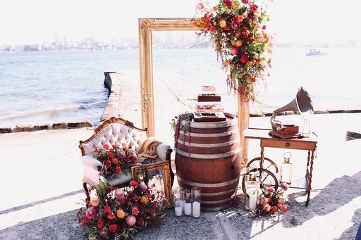 [Arbours & Backdrops] Extra Large Gold Vintage Frame (Over 2m High)